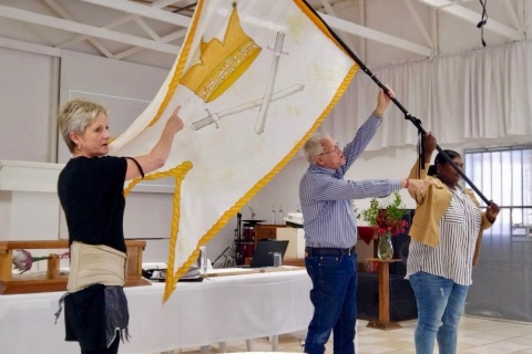 Erna Goedhart (links) mit einer Flagge
