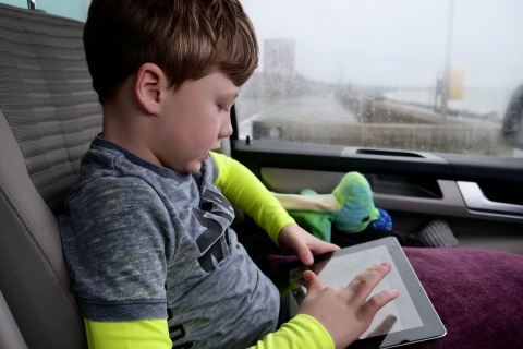 Kind am Tablet