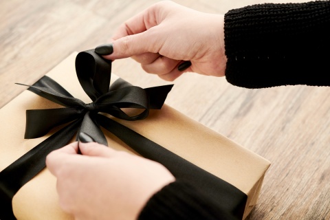 Frau öffnet ein Geschenk