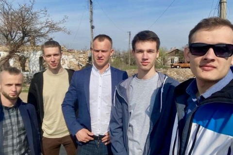 Die fünf russischen Jugendlichen, die nach Mariupol gefahren sind