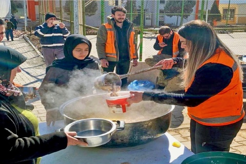 Türkische Christen helfen tatkräftig, etwa durch Essensverteilung.