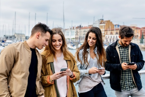 Eine Gruppe Jugendliche am Smartphone