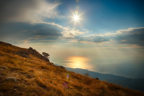 Schöne Aussicht mit Wolken und Sonne