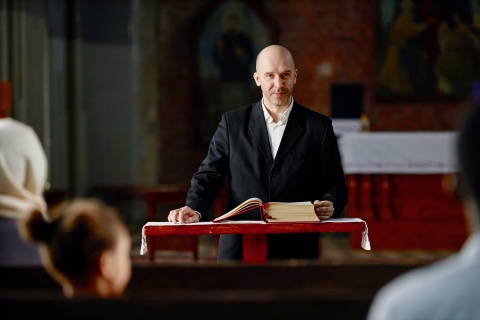 Der Pastor hält eine Predigt