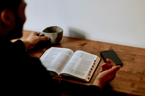 Ein Mann liest die Bibel
