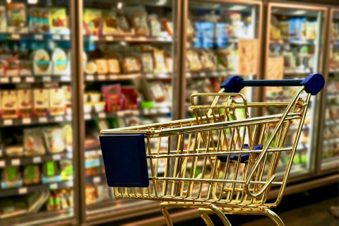 Einkaufswagen vor Gestell