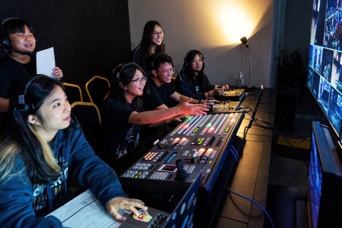 Teenager koordinieren den Livestream der Gemeinde