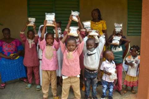 Kinder empfangen die Lebensmittelpakete in Burkina Faso