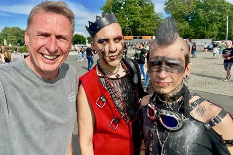 Werner Nachtigal mit zwei «Rammstein»-Fans