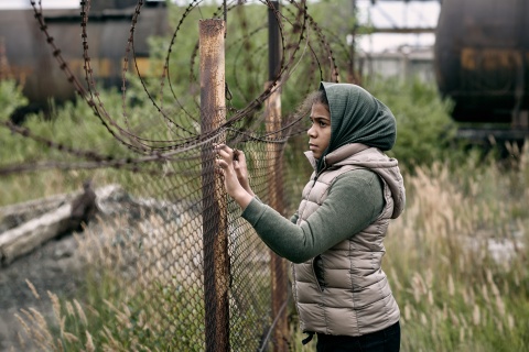 Mädchen starrt in die Freiheit