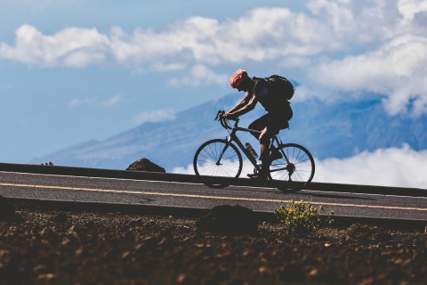 Mann pilgert mit dem Fahrrad
