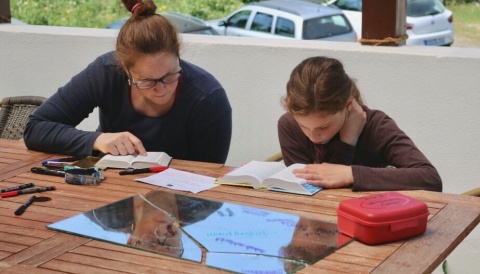 Mutter liest mit ihrer Teenager-Tocher die Bibel