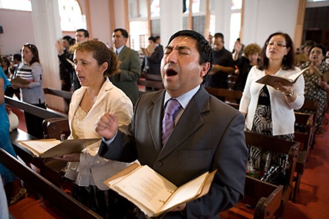 Gottesdienst in einer lationamerikanischen Kirche