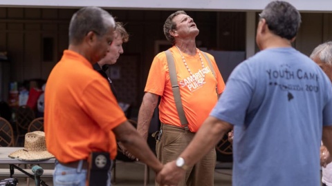 Mitarbeiter von «Samaritan’s Purse» beten gemeinsam