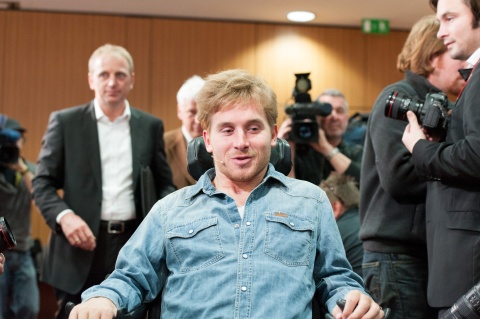 Samuel Koch bei einer Pressekonferenz