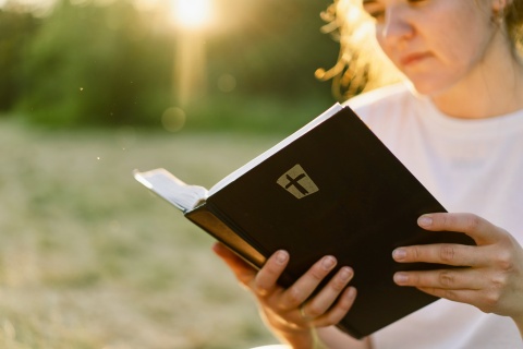 Eine Frau, die Bibel liest