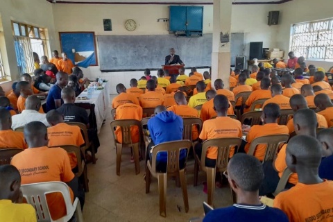 In der «Buddo Secondary School» (Uganda) wurde ein Gottesdienst abgehalten