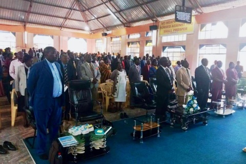 Versammlung in Kenia zum Thema: Wie kann man den Glauben weitergeben