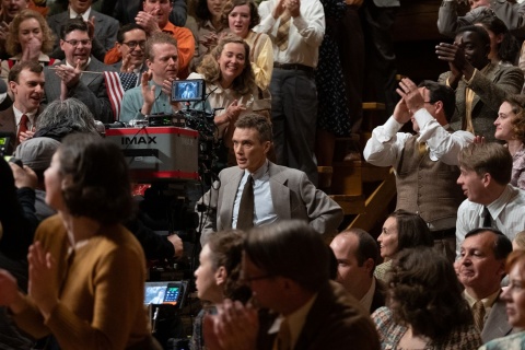 Cillian Murphy hält als J. Robert Oppenheimer eine Rede