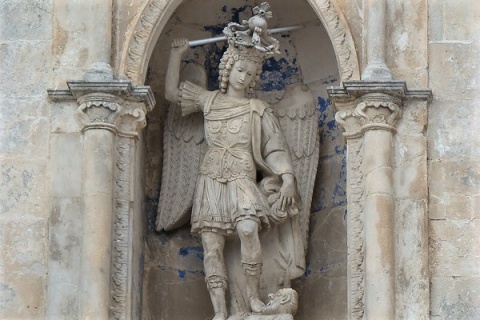 Das Heiligtum Erzengel St. Michael in Italien dient als Vorbild für den Bau der Statue