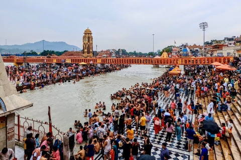 Eine Menschenmenge auf einem Dock in Haridwar, Indien