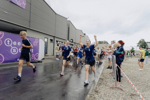 Teenager laufen beim Sponsorenrennen von TeenStreet