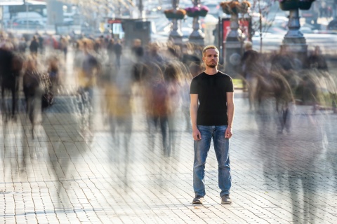 Mann steht in Mitten des Geschehens