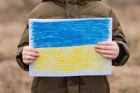 Ukrainische Farben auf ein Papier gezeichnet