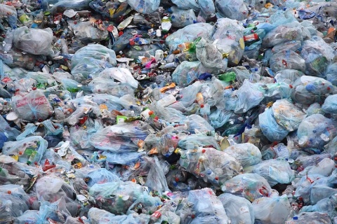 Plastikmüll auf einem Haufen