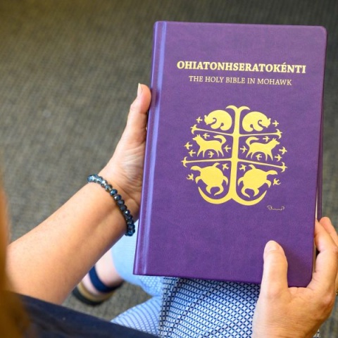 Eine Bibel in der Sprache Mohawk 