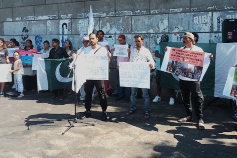 Teilnehmende der Demonstartion vor der pakistanischen Botschaft
