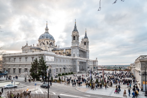 Menschenmenge bei der Kathedrale von Madrid