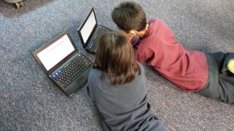 Kinder vor Laptops
