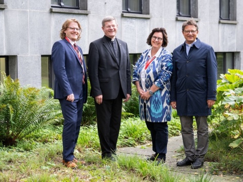 vlnr.: Dr. Fabian Freiseis (Vizepräsident Kinderhilfe Bethlehem), Erzbischof Stephan Burger (Freiburg), Sibylle Hardegger (Präsidentin Kinderhilfe Bethlehem), Bischof Felix Gmür (Basel)