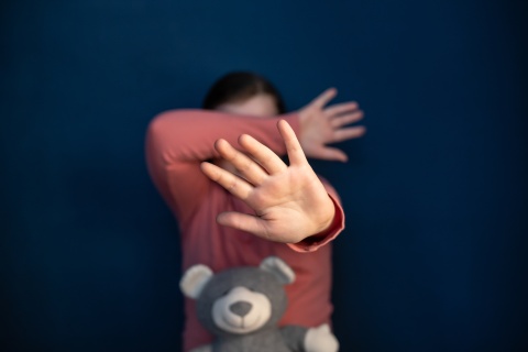 Kind signaisiert: «Stop!»