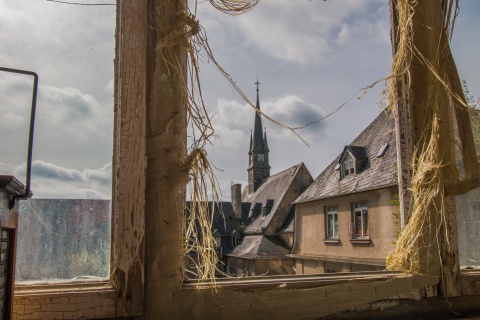 Eine Kirche aus einem kaputten Fenster
