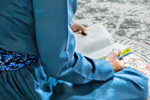 Sabir liest in der Bibel