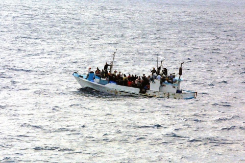 Flüchtlinge in einem Boot auf dem Meer