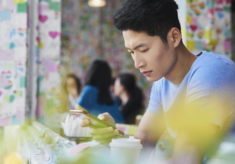 Asiatischer Mann mit einem Handy
