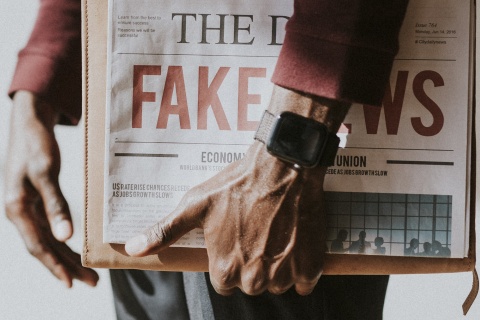 Eine Zeitung mit Fake News
