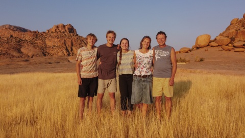 Familie Perron: Janis, Joel, Jael, Mirjam und Christoph, wohnen in Unterseen