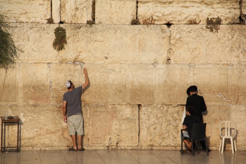 Juden beten an der Klagemauer in Jerusalem