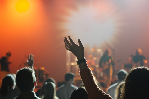 Junge Frau am Worship machen