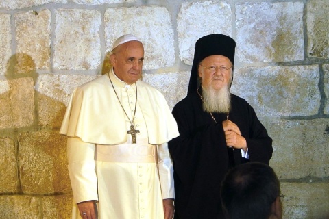 Papst Franziskus und Patriarch Bartholomäus in der Grabeskirche in Jerusalem im 2014