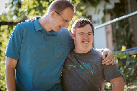 Gewinner David Neufeld mit adoptiertem Sohn