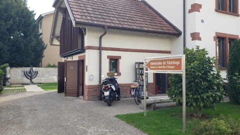 Wegweiser zur Gedenkstätte für Flüchtlinge 