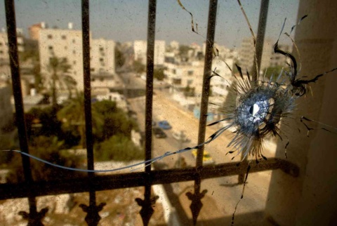 Einschussloch im Fenster einer Kirche in Gaza