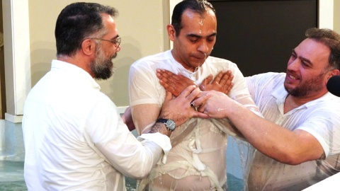 Ein Iraner wird getauft