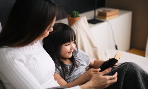 Mutter und Tocter lesen eine Geschichte