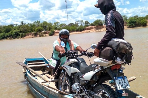 Zwei Männer auf einer Motorradmission im Dschungel von Argentinien